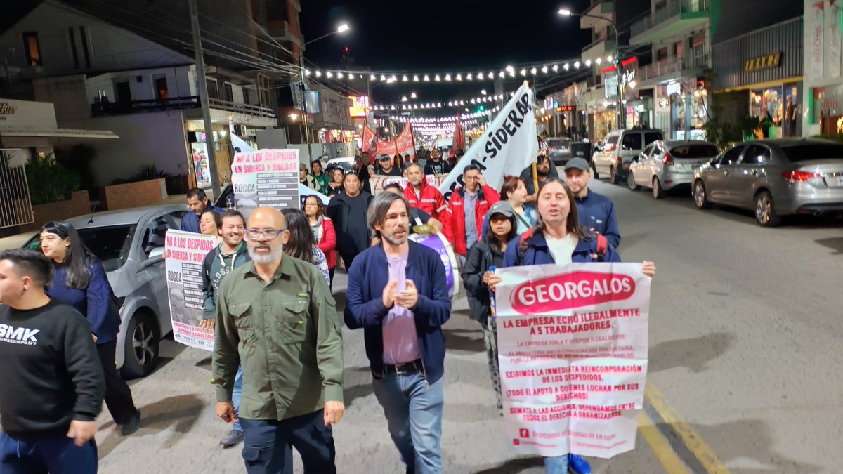 NicolasdelCano's tweet photo. Acompañando la caravana a Siderca en apoyo a los trabajadores que enfrentan los despidos de Paolo Rocca y reclaman contra la miseria salarial. Gran apoyo de comerciantes y trabajadores de la zona. https://t.co/U1O9E9WTUh