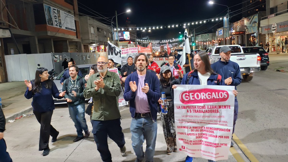 NicolasdelCano's tweet photo. Acompañando la caravana a Siderca en apoyo a los trabajadores que enfrentan los despidos de Paolo Rocca y reclaman contra la miseria salarial. Gran apoyo de comerciantes y trabajadores de la zona. https://t.co/U1O9E9WTUh