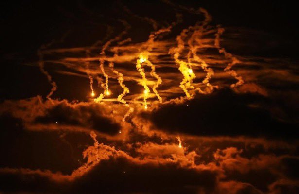 صورة حقيقية ، سماء غزة هذه الليلة 

محرقة القرن.