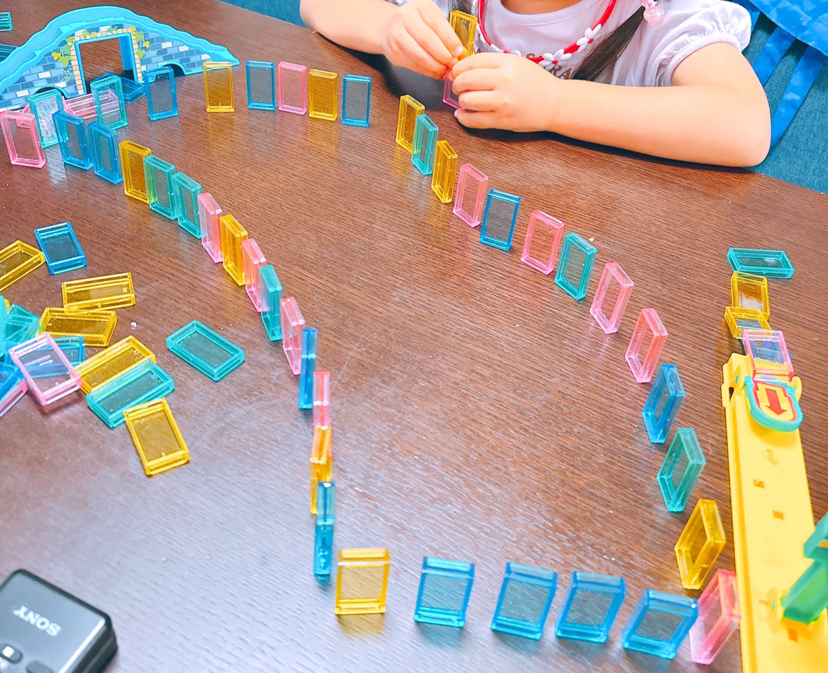 バナナのおうちを作ってるらしい。それドミノ倒れないけど大丈夫そ？