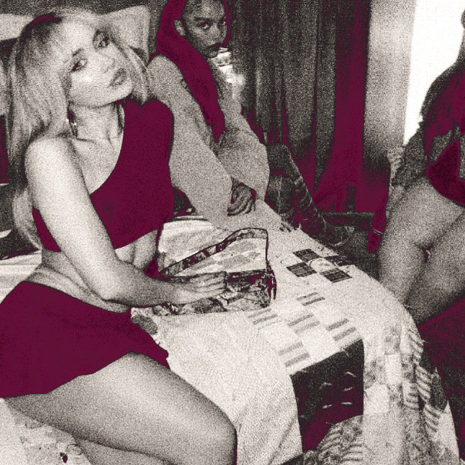 adiciono  bissexual  gostosa  loira  e  do  mal.