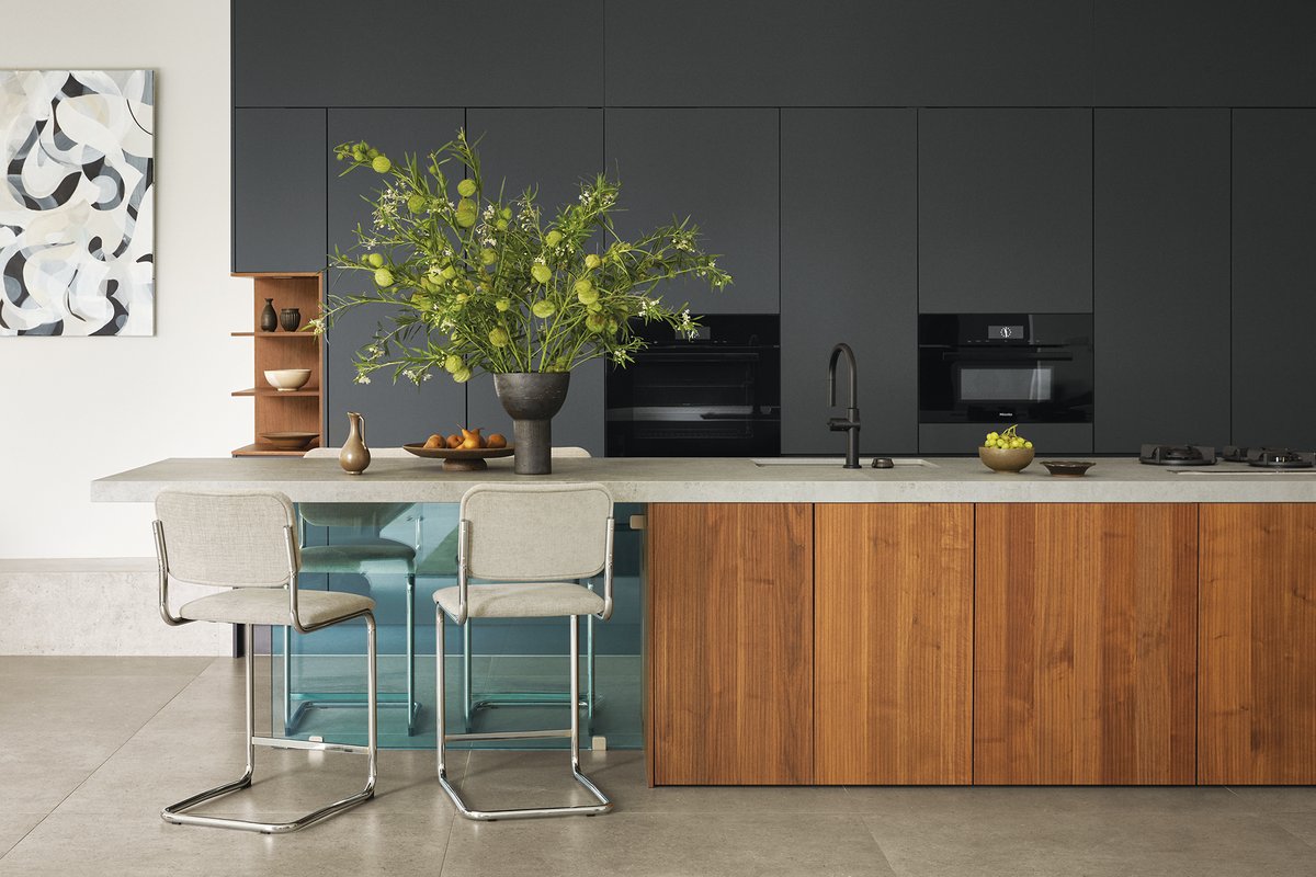 HomeAndDesign's tweet image. Architect Zahraa Alwash conceives a chic, airy dwelling in a quiet McLean enclave.
Photo: Brian Wetzel

#architecture #design #modernarchitecture #interiors #homeanddesigndc