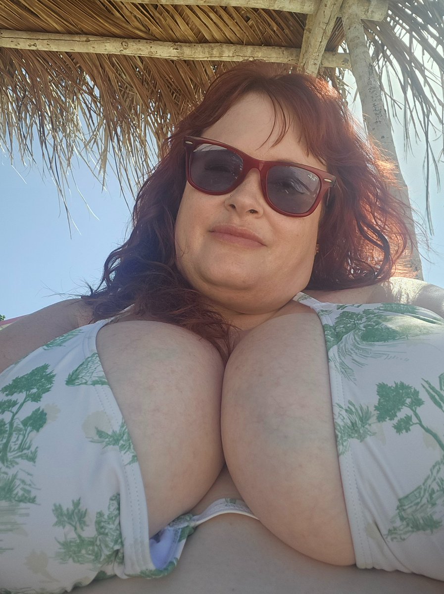 Just out here being the hottest part of the beach ⛱️