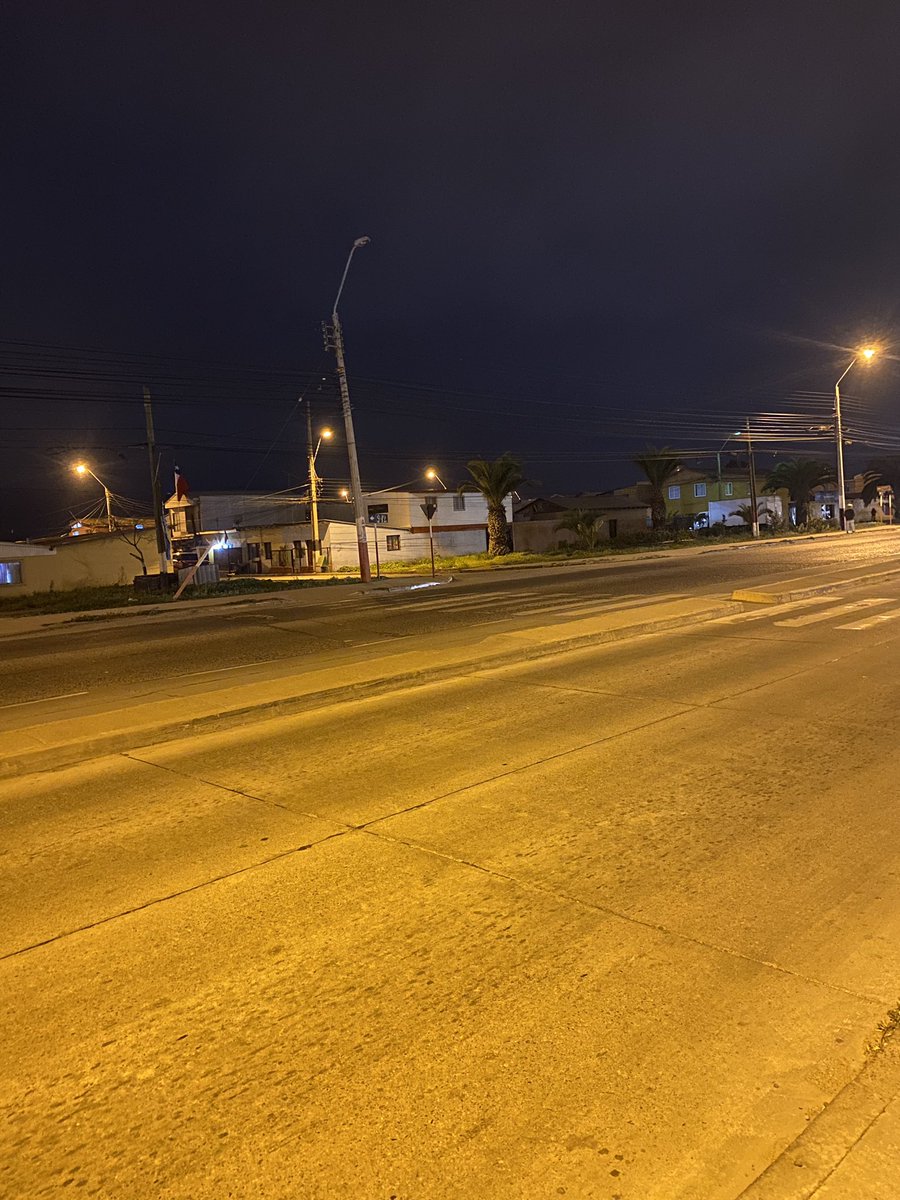 esteefaa's tweet photo. Alcaldesa falta iluminación en el paso peatonal de calle colo colo cerca de la plaza Coll, estuvimos un montón de rato esperando cruzar !!! Evitemos accidentes !! @danynobor @laserena_4 @munilaserena https://t.co/t9FQSi4dae
