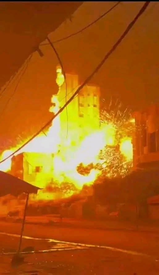 غزة تقصف بأطنان من القنابل
"مشهد من القيامة في غزة..
"غزة تحترق..
أبراج تتحول إلى نار، وناس تحت الركام..
والعالم يتفرّج!"
الاحتلال يحوّل الأبراج إلى كتل من نار، والسماء إلى جحيم..
أي قلب يحتمل أن يرى مدينة تُباد بهذا الشكل ولا يهتز؟!"

حسبنا الله ونعم الوكيل