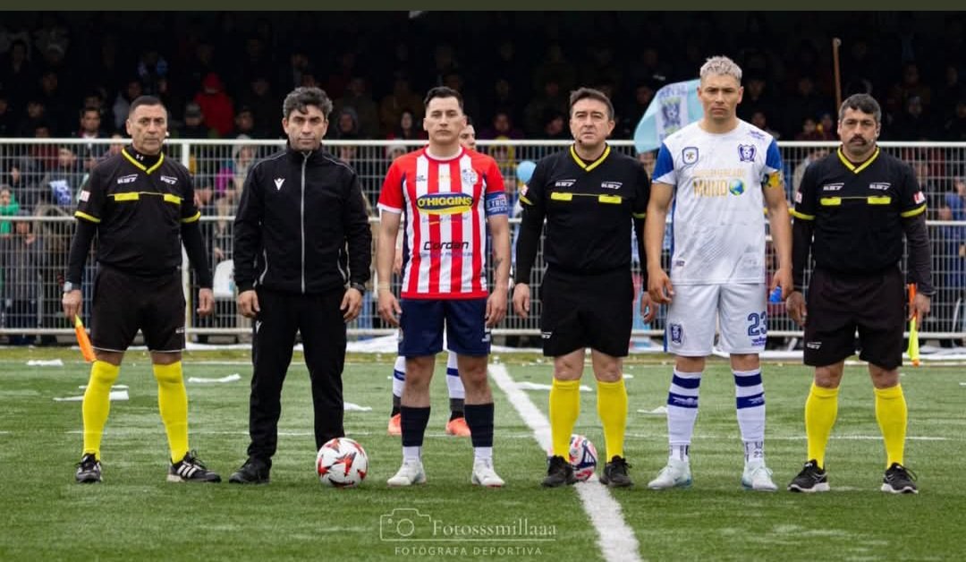 radiochiloe (@radiochiloe) on Twitter photo En la final Regional de ida de Clubes entre Severo Cofré de Calbuco y el cuadro de Tricolor de Puerto Montt, dirigieron jueces de Castro. De izquierda a derecha Marcelo Márquez, Cristian Oyarzo, Pedro Díaz y José Aburto, todos de Federación.
<a href="/ChiloeDeportes/">Chiloé Deportes</a> En la final Regional de ida de Clubes entre Severo Cofré de Calbuco y el cuadro de Tricolor de Puerto Montt, dirigieron jueces de Castro. De izquierda a derecha Marcelo Márquez, Cristian Oyarzo, Pedro Díaz y José Aburto, todos de Federación.
<a href="/ChiloeDeportes/">Chiloé Deportes</a>