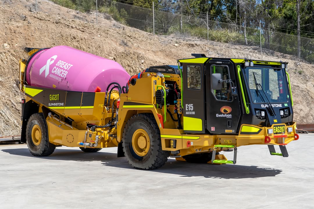 WesTrac_Cat's tweet image. In 2024, #Elphinstone delivered these E15 Agitators to #EvolutionMining. With a robust 7m³ drum capacity &amp;amp; a gross vehicle mass of 35,860 kg, it’s powered by a fuel-efficient Cat C7.1. Built on a common chassis, it simplifies parts stocking and maintenance bit.ly/4n0Hmqc