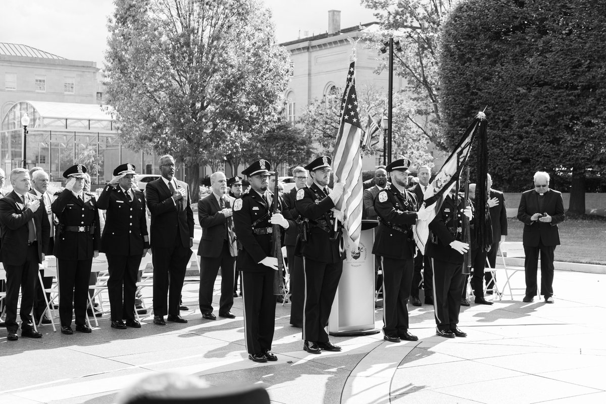 DCPoliceDept's tweet image. 🕯️We pledge to never forget.

Chief Smith joined law enforcement leaders from across the region at the National Law Enforcement Officers Memorial to honor first responders who made the ultimate sacrifice 24 years ago. 💙 

#NeverForget #September11 #RememberTheFallen