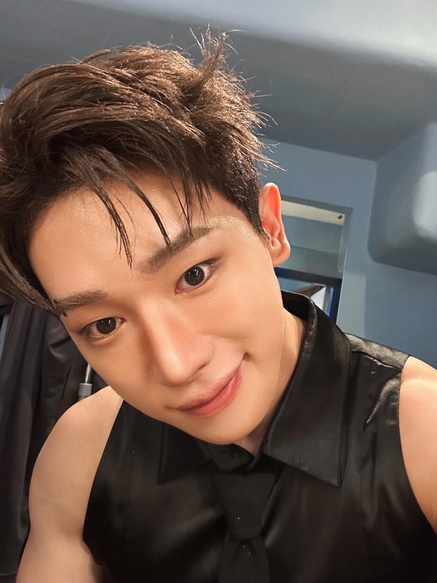 런던 너무 짱이었다
추운데 집에 조심히 들어가구
다음에 또 재밌게 놀자💙

#원호 #WONHO