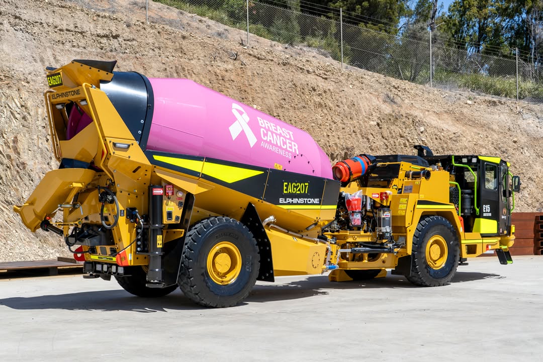 WesTrac_Cat's tweet image. In 2024, #Elphinstone delivered these E15 Agitators to #EvolutionMining. With a robust 7m³ drum capacity &amp;amp; a gross vehicle mass of 35,860 kg, it’s powered by a fuel-efficient Cat C7.1. Built on a common chassis, it simplifies parts stocking and maintenance bit.ly/4n0Hmqc