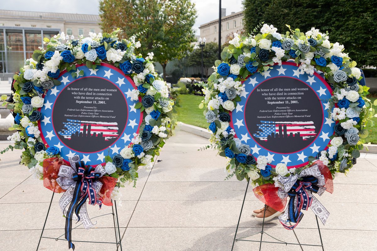 DCPoliceDept's tweet image. 🕯️We pledge to never forget.

Chief Smith joined law enforcement leaders from across the region at the National Law Enforcement Officers Memorial to honor first responders who made the ultimate sacrifice 24 years ago. 💙 

#NeverForget #September11 #RememberTheFallen