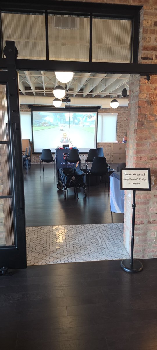 ChiStreamMeetup's tweet image. When you come up stairs you should see a room reserved sign! Thats our room! Gamers going to be gaming!