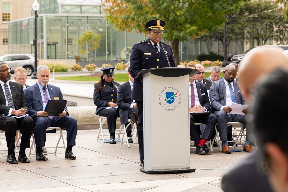 DCPoliceDept's tweet image. 🕯️We pledge to never forget.

Chief Smith joined law enforcement leaders from across the region at the National Law Enforcement Officers Memorial to honor first responders who made the ultimate sacrifice 24 years ago. 💙 

#NeverForget #September11 #RememberTheFallen