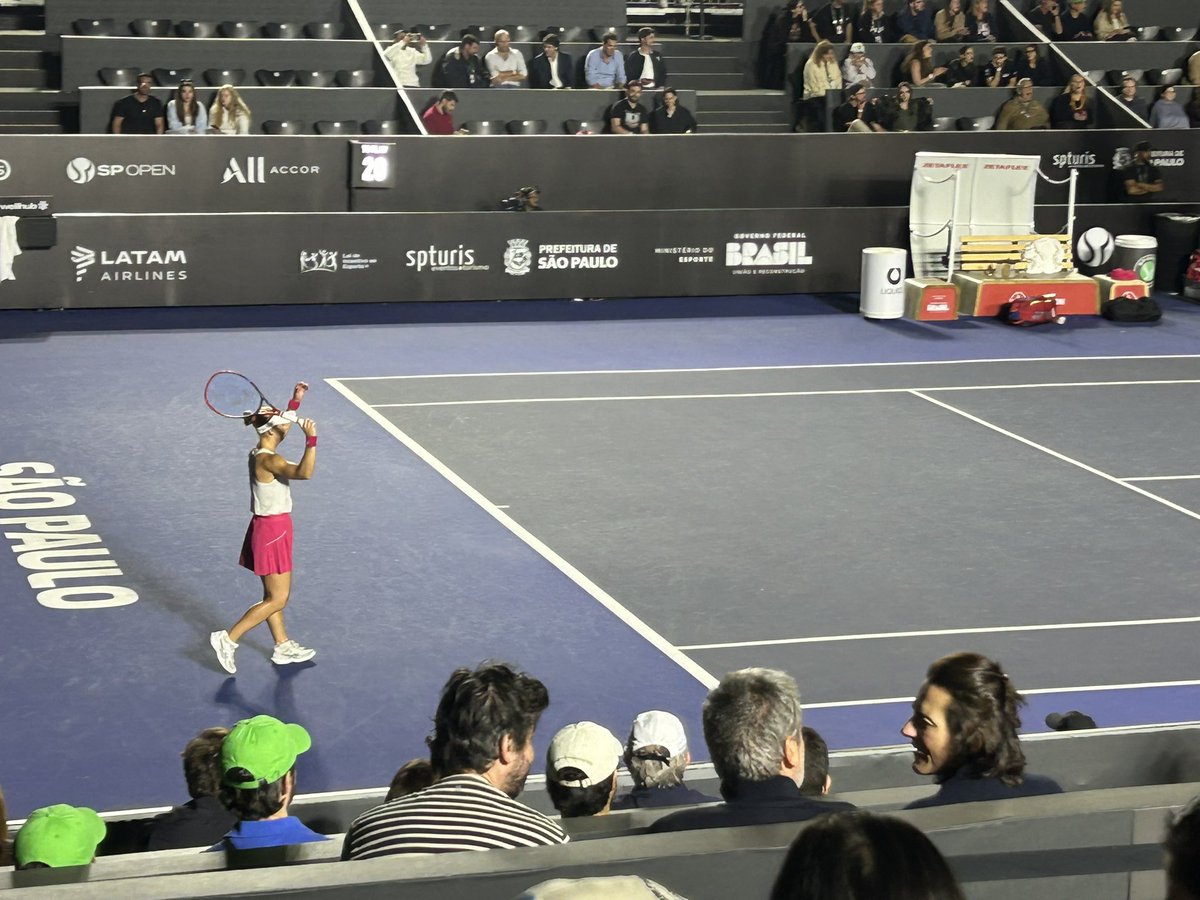 A torcida quer mais jogo! Com Bia vencendo por 5 a 2 no segundo set, os fãs na arquibancada passaram a gritar o nome de Laura. Ela se empolgou e pediu apoio da galera, que respondeu #spopennosportv
