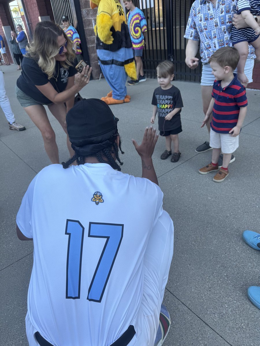 dirtybirdscwv's tweet image. Fan appreciation night has been an absolute blast 🙌🏼🤩 Not too many nights like this left in the 2025 season, but we’re happy to be spending every second that’s left with YOU 🥹🫶⚾️

#staydirty #DirtyBirds #CWV