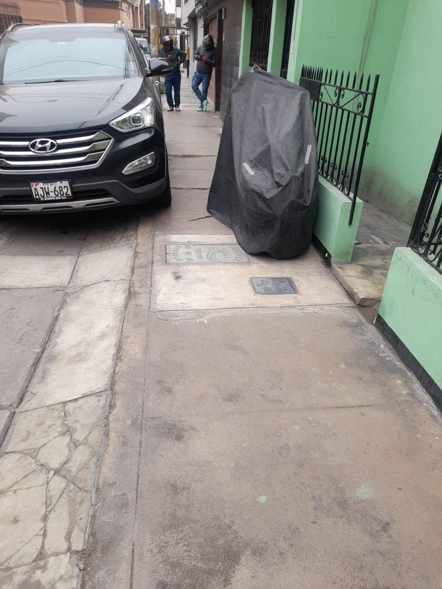 Aprusma's tweet photo. @PoliciaPeru cumplimiento del RNT Código de Tránsito es competencia de PNP#tránsito (gracias #TCPerú)
Ca. Sacsayhuamán, Salamanca de Monterrico /Ate /Lima, aceras son estacionamiento de motos y autos todos los días. @Defensoria_Peru @MininterPeru https://t.co/rEC0RyZwn5