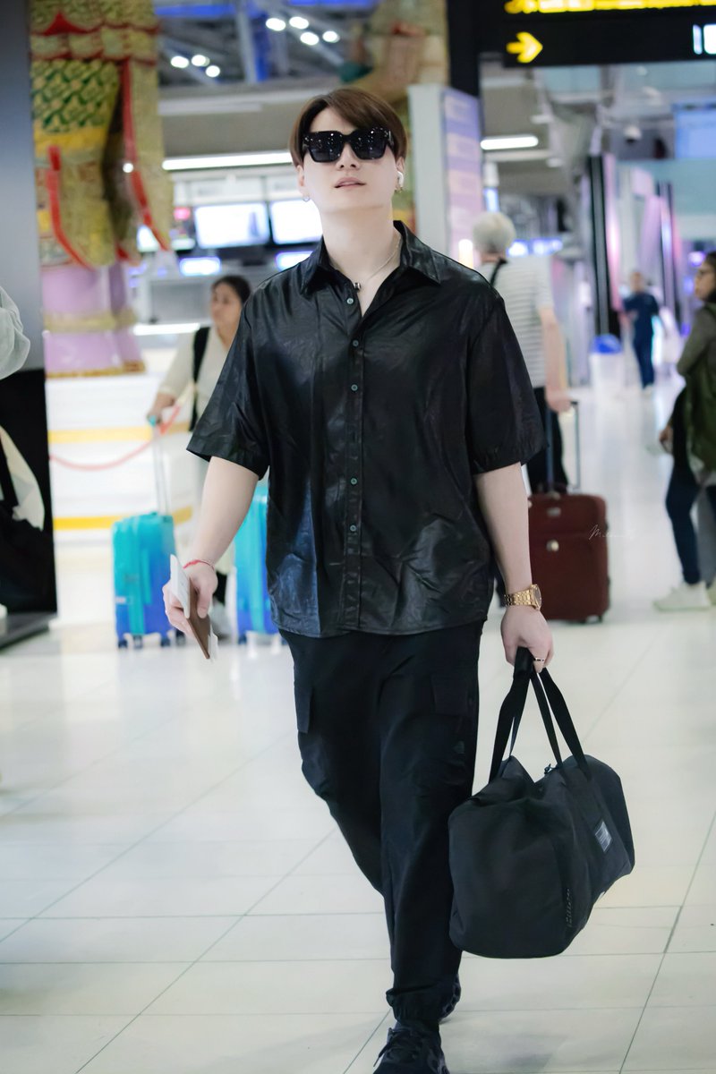 MilkmenFL's tweet photo. Safe flight ✈️ คนหล่อ all black ☺️ 

คิดถึงแล้ว จะกลับอ่ะยัง 🥹 

#ยูยู่ของคุณพี #KristPerawat @kristtps https://t.co/g8Ex4qljbm