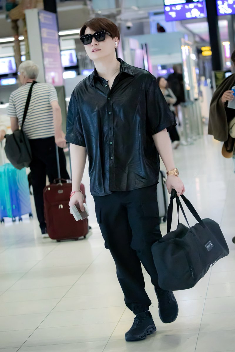 MilkmenFL's tweet photo. Safe flight ✈️ คนหล่อ all black ☺️ 

คิดถึงแล้ว จะกลับอ่ะยัง 🥹 

#ยูยู่ของคุณพี #KristPerawat @kristtps https://t.co/g8Ex4qljbm