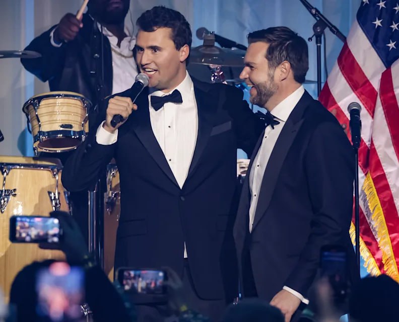 RightPulseNewss's tweet image. 🚨BREAKING: Vice President JD Vance is carrying Charlie Kirk bringing him home on Air Force Two.

If Charlie Kirk has touched your life in any way, drop a “❤️” in the comments. 

Charlie Kirk is a true hero to America

We love you, Charlie ❤️🙏.