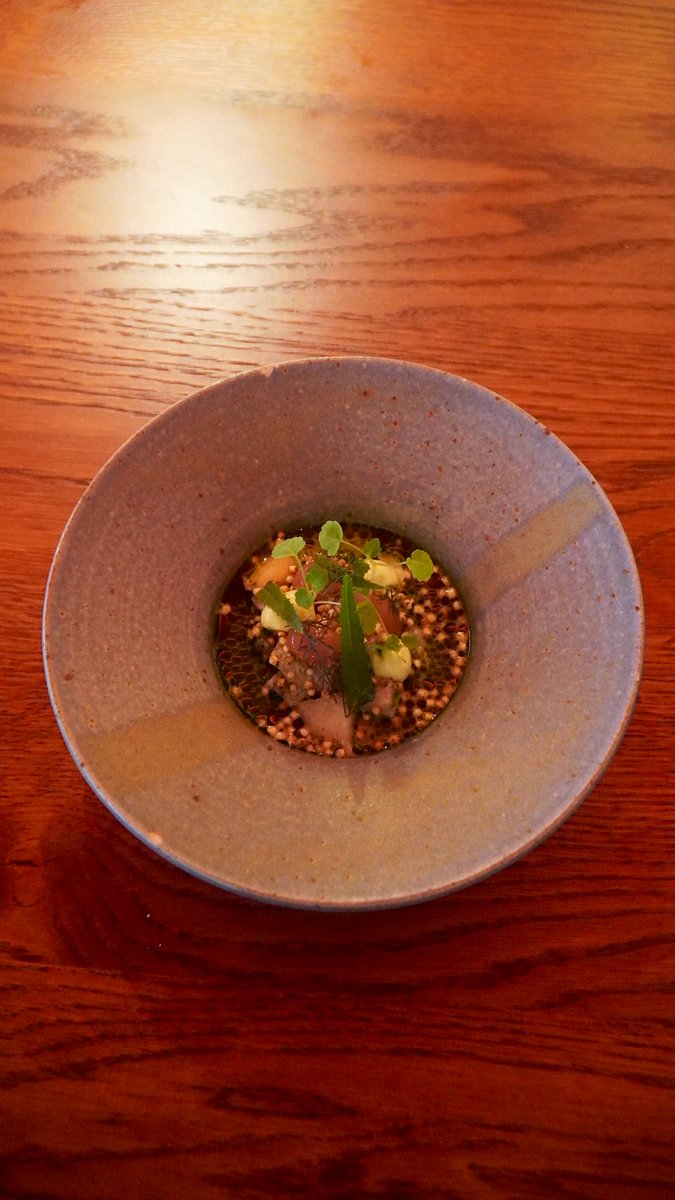 philosophycurry's tweet image. ロンドンのモダンインドBiBiへ。
インド料理であるとはどういうことなのか。
チャトニーがグリーン、マンゴー、クリームの三層になっていてこれが驚き。どれも良かったのだが、特にハマチと桃のニンブパニ、ロブスターイドゥリマンガロール風、ハリブットが特に印象に残った。