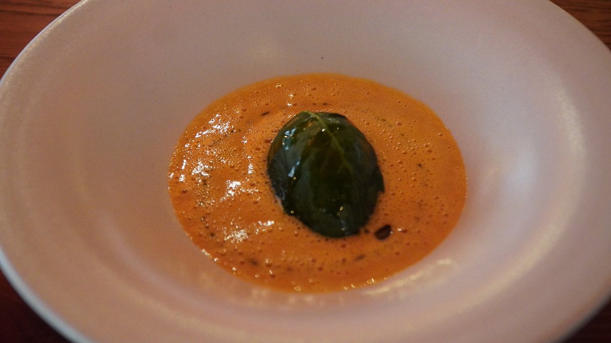 philosophycurry's tweet image. ロンドンのモダンインドBiBiへ。
インド料理であるとはどういうことなのか。
チャトニーがグリーン、マンゴー、クリームの三層になっていてこれが驚き。どれも良かったのだが、特にハマチと桃のニンブパニ、ロブスターイドゥリマンガロール風、ハリブットが特に印象に残った。