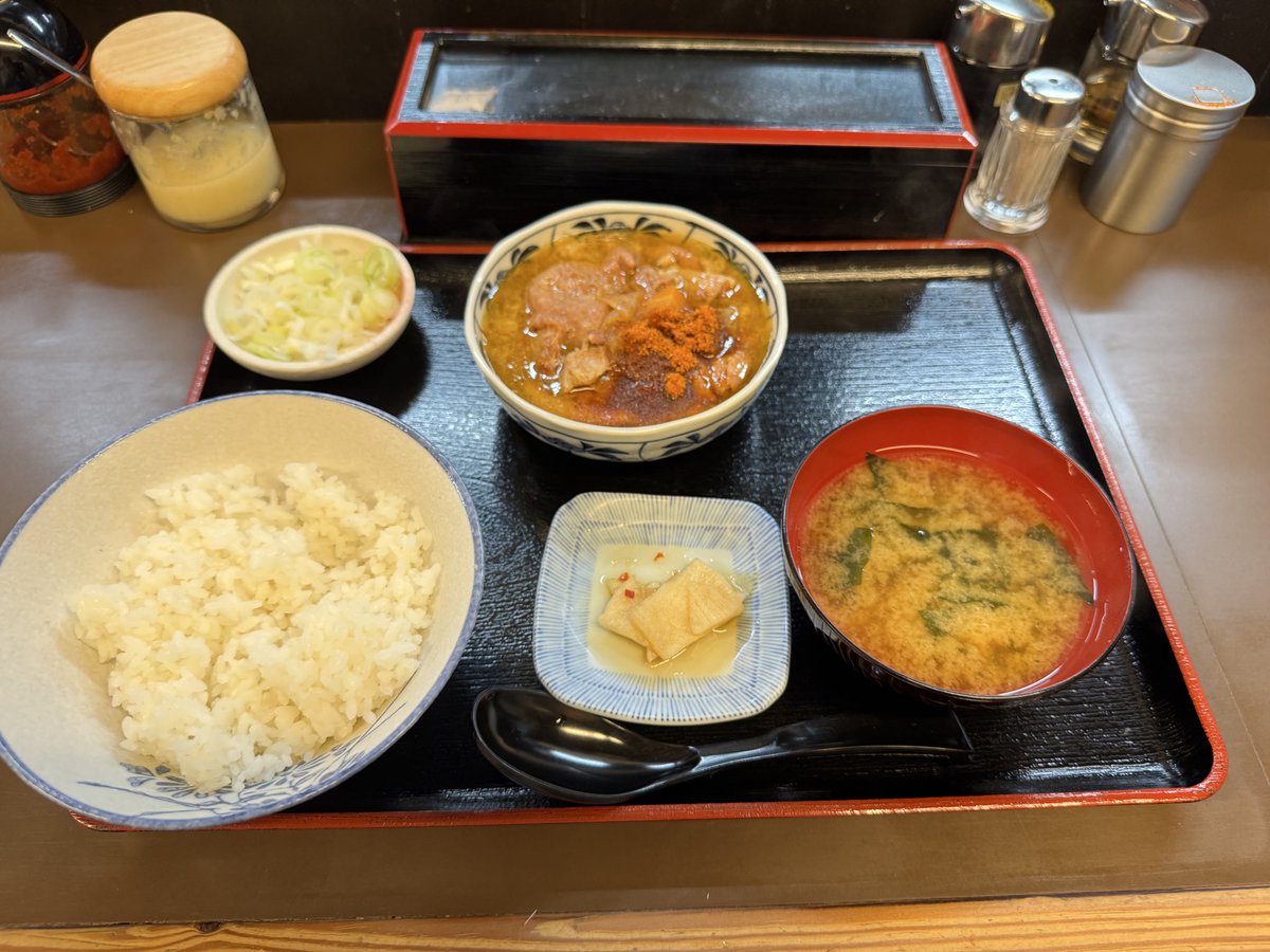 先日、河辺駅のカド屋さん（<a href="/motsuni_kadoya/">もつ煮　カド屋</a> ）ではじめてランチ🍙
提供が音速でびっくり（笑）

初心者なのに辛い魚粉味でいただきました
もつ好きなので、美味しいもつをお腹いっぱい食べれて最高でした！
今度は激辛カレー味にも挑戦したいです👍

#青梅 #食べ歩き #青梅グルメ #ランチ