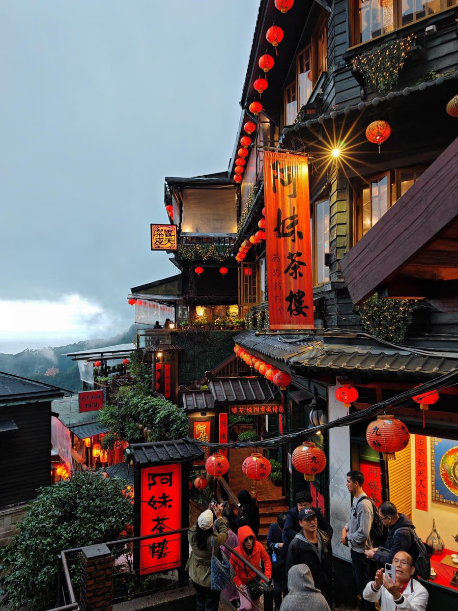 Thadfcjamin's tweet image. 九份の夜は、記憶の中で最も優しい光。