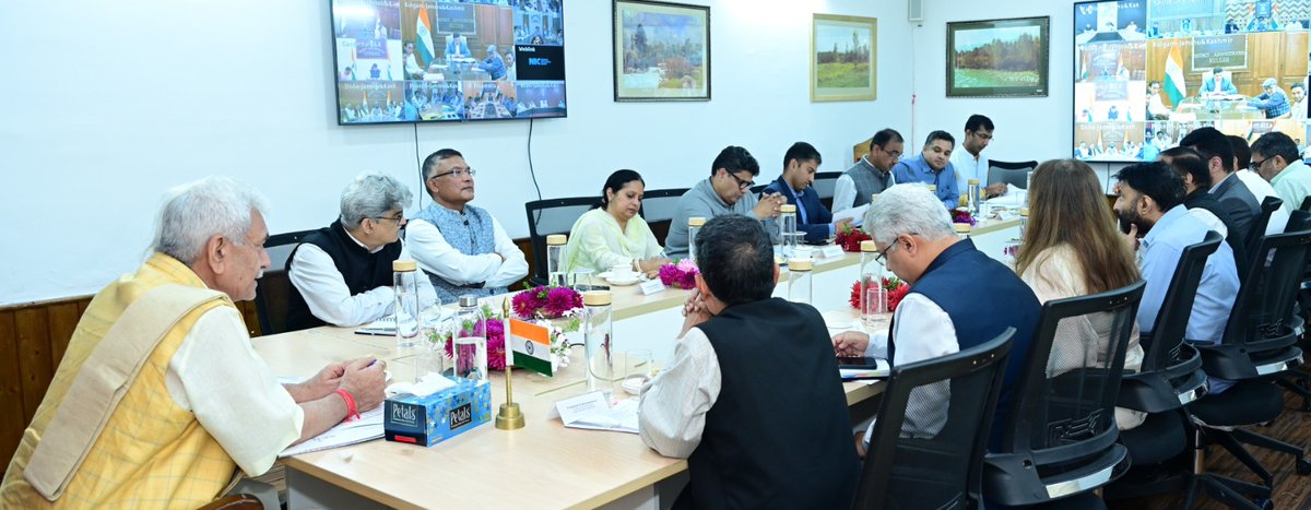 Hon’ble LG <a href="/manojsinha_/">Manoj Sinha</a> also reviewed the upcoming ‘Swasth Nari, Sashakt Parivar Abhiyaan’ (17 Sept–2 Oct), highlighting women’s health &amp; empowerment as key to family and community progress. A dedicated portal will ensure transparency &amp; real-time monitoring. #Transparency