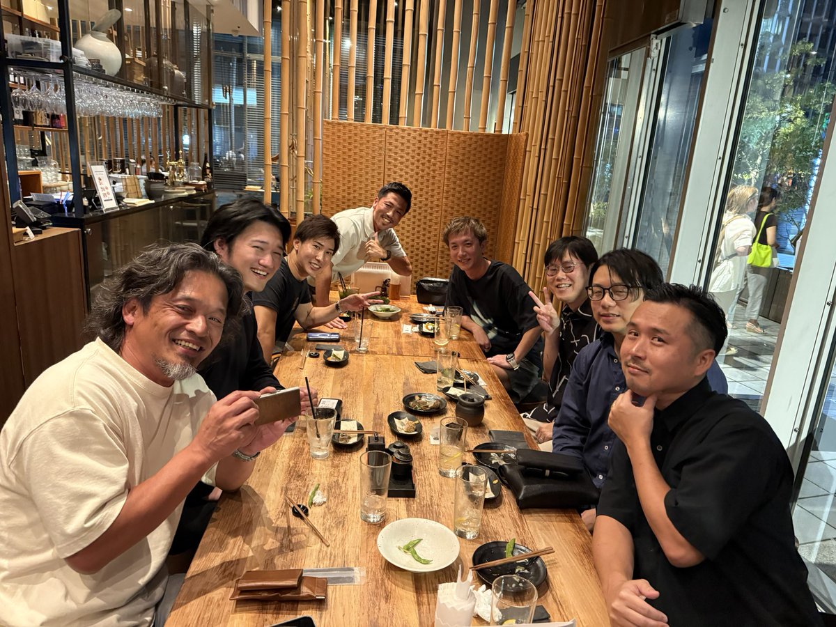 2日連続でメンバー変わっての公式LINE食事会in東京。沢山の仲間がいるって幸せだ。皆ありがとうね。X繋がりは価値観が近いから、直ぐに仲良くなれるんだわ。食事会からビジネスしたり、友達できたり、仲間同士が繋がってくのも嬉しいな。2026年1月からサロンをスタートするので、お楽しみに！