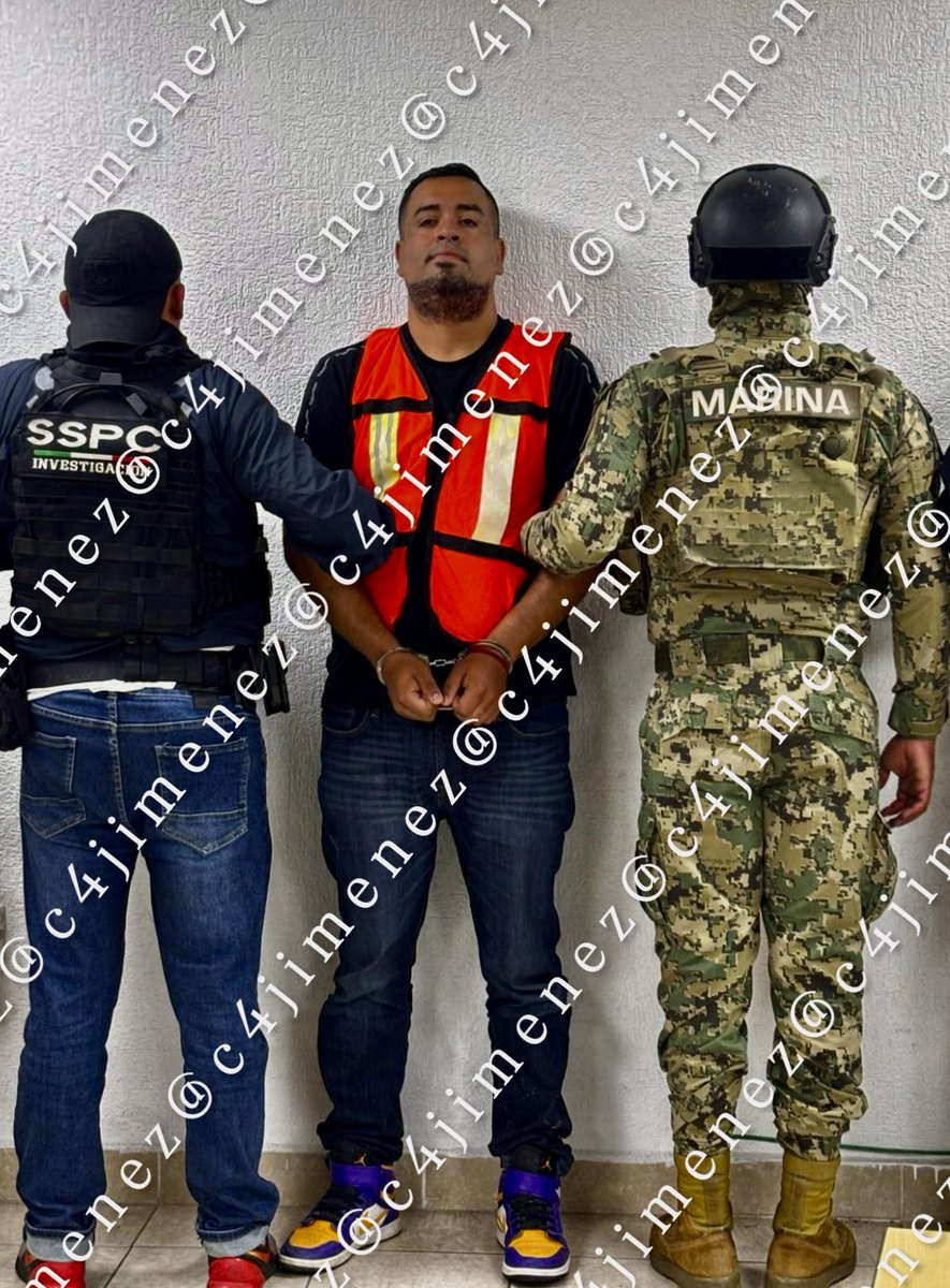Carlos Jiménez (@c4jimenez) on Twitter photo EL CHOKO CRIMINAL… y <a href="/SandraCuevas_/">Sandra Cuevas</a>
Es el líder del grupo q extorsiona, tirotea, despoja… y la señora q busca crear un nuevo partido político.
Así se fotografiaban juntos en el mural de La Chokiza de <a href="/Ecatepec/">Ecatepec</a>
<a href="/SSPCMexico/">Secretaría de Seguridad y Protección Ciudadana</a> y <a href="/SEMAR_mx/">SEMAR México</a> ya lo detuvieron.
El caso #C4ENALERTA EL CHOKO CRIMINAL… y <a href="/SandraCuevas_/">Sandra Cuevas</a>
Es el líder del grupo q extorsiona, tirotea, despoja… y la señora q busca crear un nuevo partido político.
Así se fotografiaban juntos en el mural de La Chokiza de <a href="/Ecatepec/">Ecatepec</a>
<a href="/SSPCMexico/">Secretaría de Seguridad y Protección Ciudadana</a> y <a href="/SEMAR_mx/">SEMAR México</a> ya lo detuvieron.
El caso #C4ENALERTA