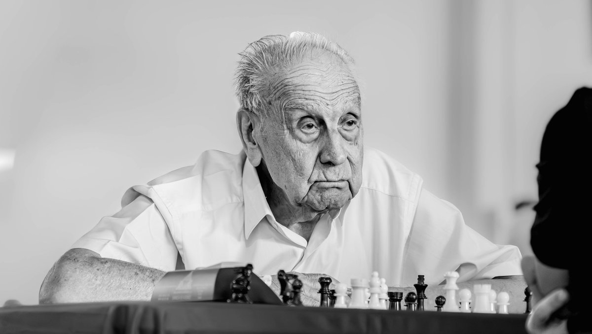 Manuel Álvarez, la leyenda del tiempo. El madrileño, que cumplirá 104 años en un mes, participa en el Open de Moratalaz. Era imprescindible ir a verlo y hacerle algunas fotos. Ganó a un ajedrecista de 38 años que le saca más de 200 puntos Elo. 
damasyreyes.es/manuel-alvarez… #Ajedrez