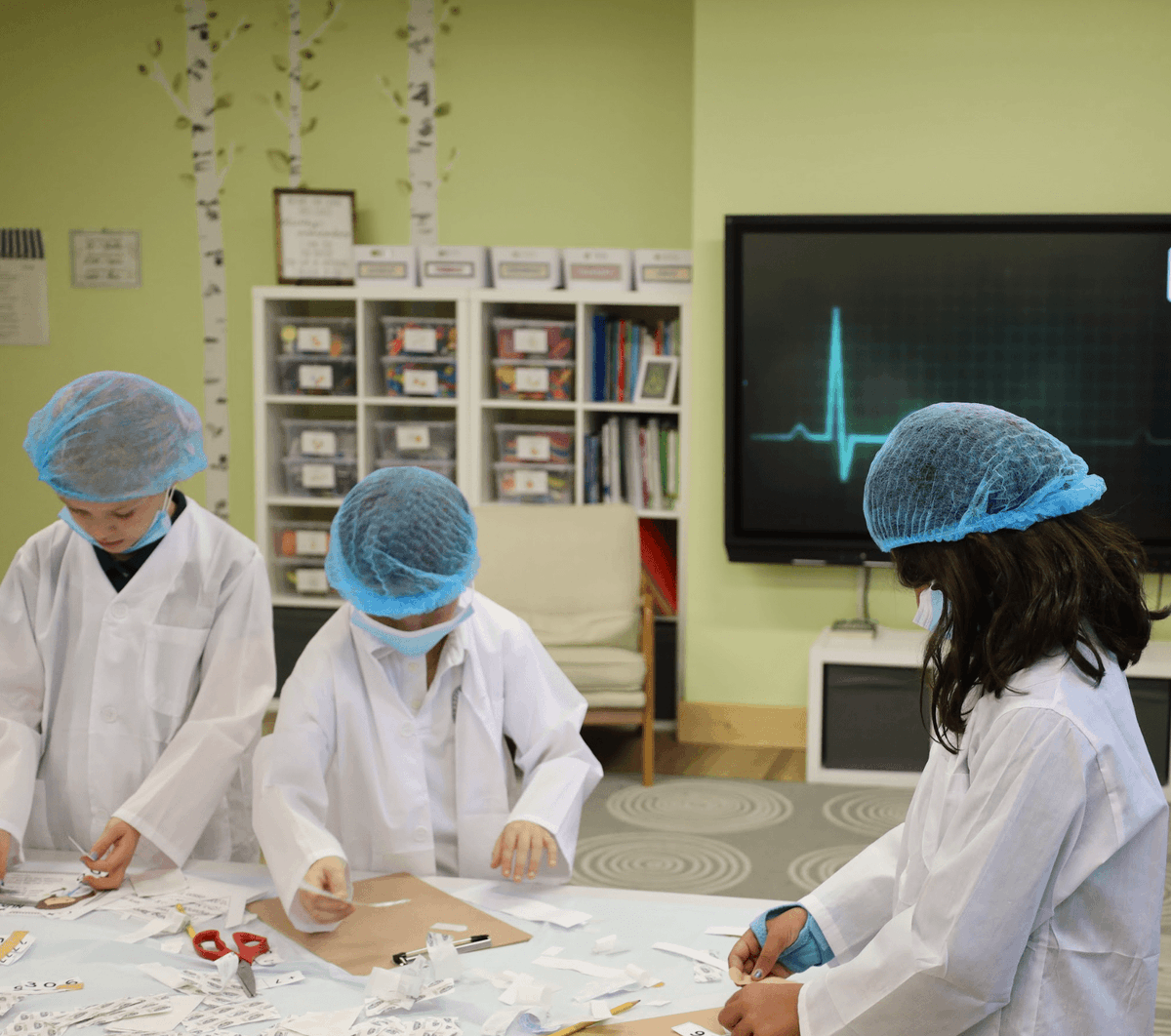Aspen_Academy's tweet image. This week, our 3rd grade doctors were on call and diagnosed a serious case of mixed-up digits! They put on their scrubs and masks to perform &quot;surgery&quot; on sick numbers, learning about place value in the process. 

#aspenacademy #placevalue #mathisfun