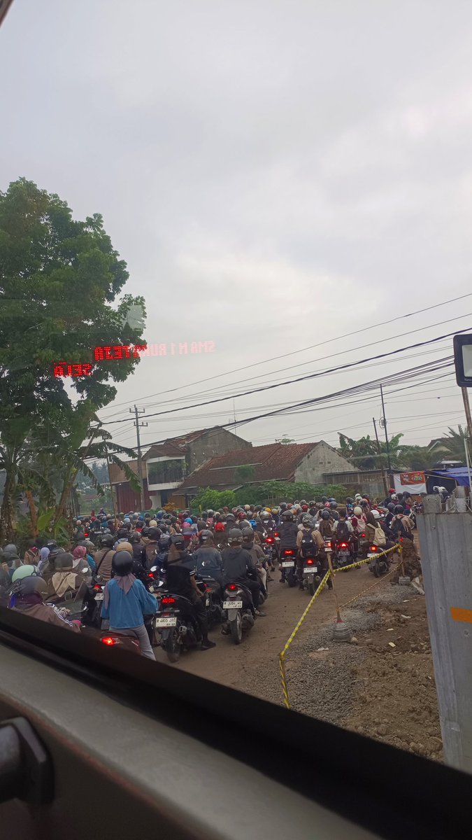 Dua hari gk absen brt, sekali absen macet poll🤏