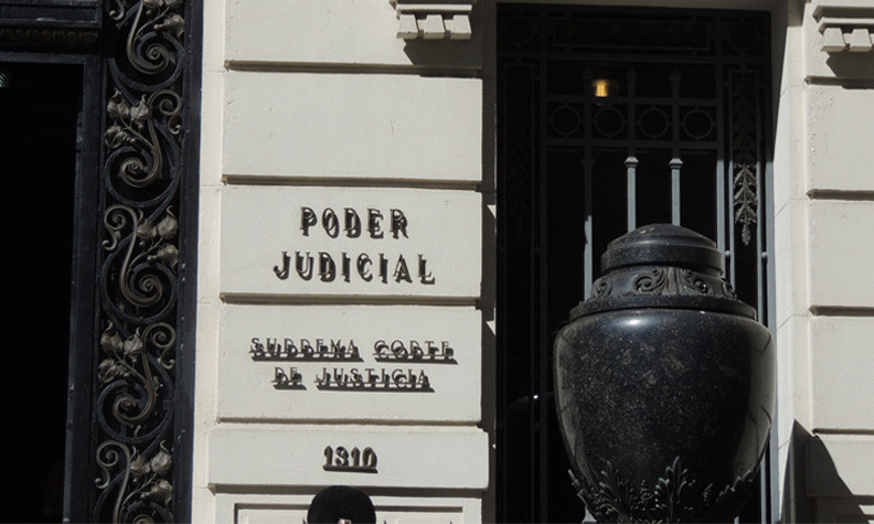 🚨 Vergonzosa sentencia de la Justicia uruguaya contra <a href="/BUSQUEDAonline/">BÚSQUEDA</a>, que ignora avances normativos recientes y los estándares de #LibertadDeExpresion que Uruguay se obligó a respetar. Seguimos retrocediendo <a href="/RELE_CIDH/">Relatoría Especial p/la Libertad Expresión (CIDH)</a> <a href="/IFEXALC/">IFEX ALC</a> <a href="/VDSorg/">Voces del Sur</a> <a href="/AlianzaRegional/">Alianza Regional</a>
busqueda.com.uy/opinion-y-anal…