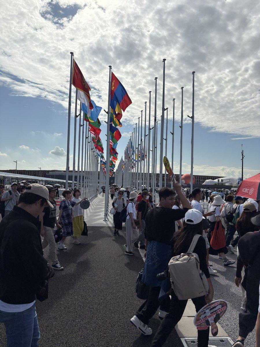 good_shan's tweet photo. 万博に集いし 三十路過ぎの親父たち 我らの誇りと共に輝き 荒れ狂い暴れまわる https://t.co/rxNe6Kapg7