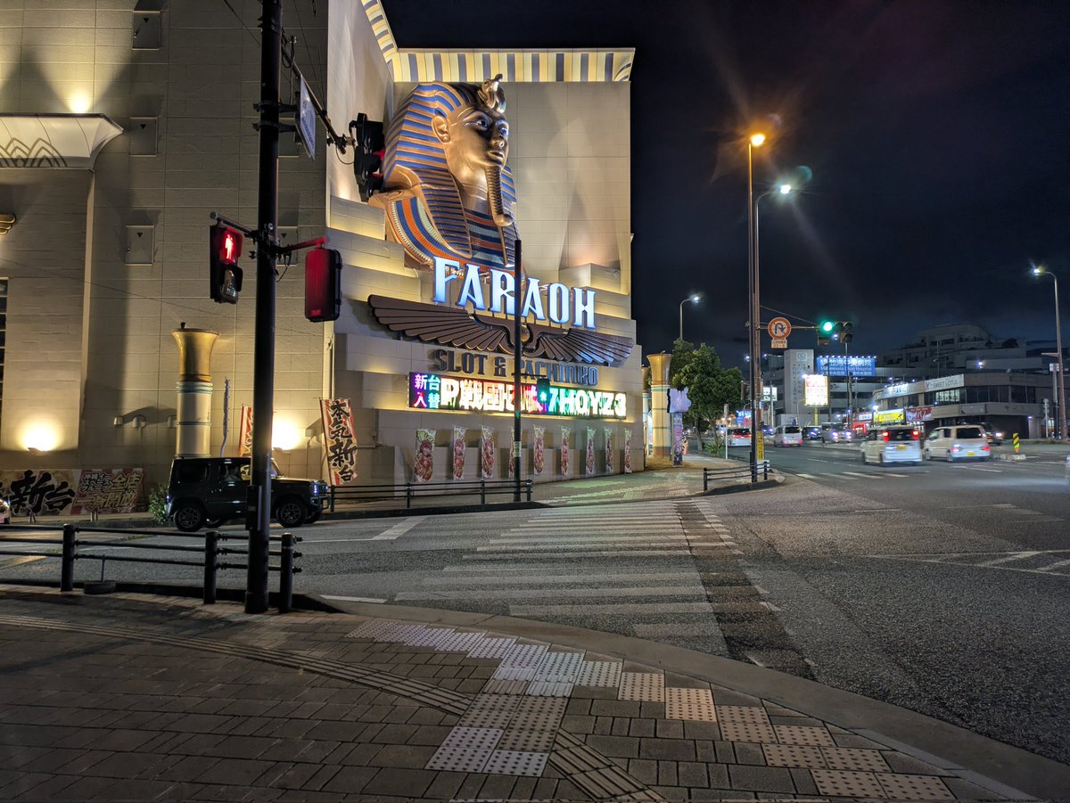 leopard_jp's tweet photo. ここの歩行者用信号は、背景の電光掲示板のせいで見えにくいです。
The pedestrian signal here is hard to see, due to the electronic sign in the background. https://t.co/9h8ObMFmIn