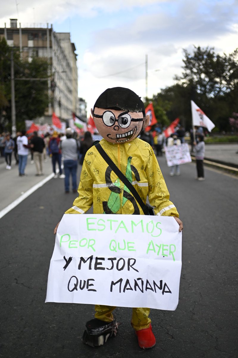 Distintas consignas marcaron la movilización: calificaron al gobierno de aprendiz de dictador y reiteraron que Kimsacocha no se toca.
