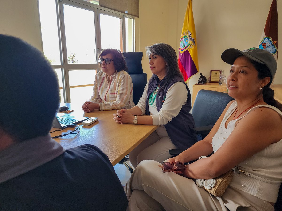 ABG_galapagos's tweet photo. 1/2 La directora ejecutiva (e), Mariela Cedeño recibió a la ministra del @MinTrabajoEc, Ivonne Núñez Figueroa, en las instalaciones de la #ABG, dentro de la agenda que cumple en las islas #Galápagos. https://t.co/V69han9qjj