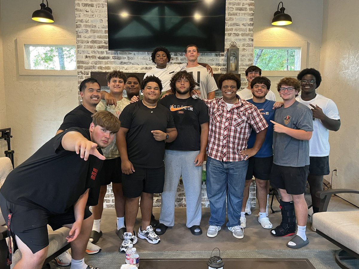 Pregame lasagna dinner with my OL!   🤝

<a href="/GOaksFootball/">Grand Oaks Football</a>