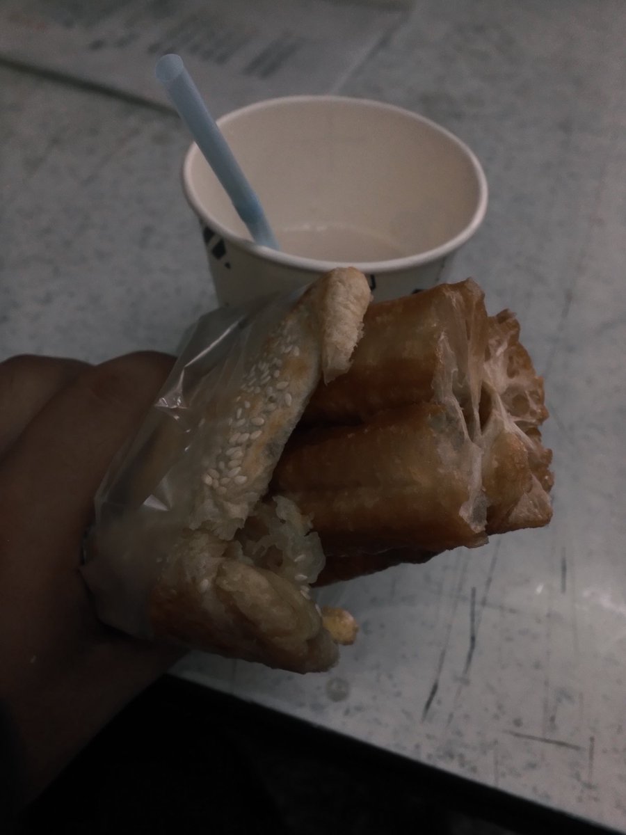 老城區的古早味

多以古早味聞名的美食，排隊的外帶人潮，前方二名日本妹子被好心人告知內用不用排隊，也尾隨而入，看到用餐環境心中一驚，不只古還暗，但是食物到口的時候是好吃的
 
年少不知阿姨好是相同的道理
底蘊十足
#ALT  #xhalf