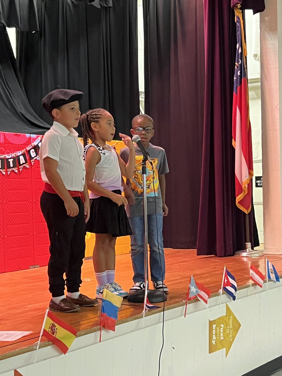 KimLunn17's tweet photo. Pt 2 HES Title I Family Learning Night - A fiesta of reading. More pictures from our awesome first family night. https://t.co/ssFV1QasXC