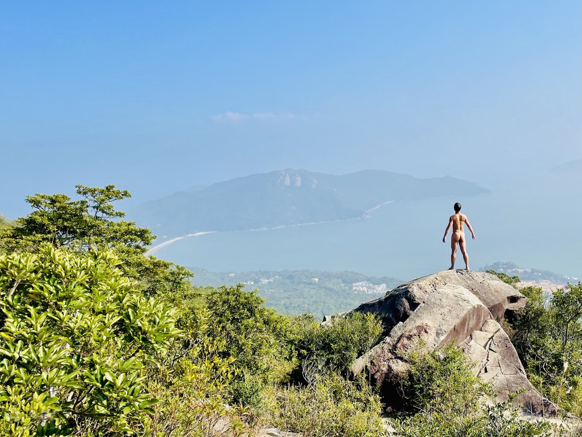 好天上山
Hiking in nice weather 

#nudist
