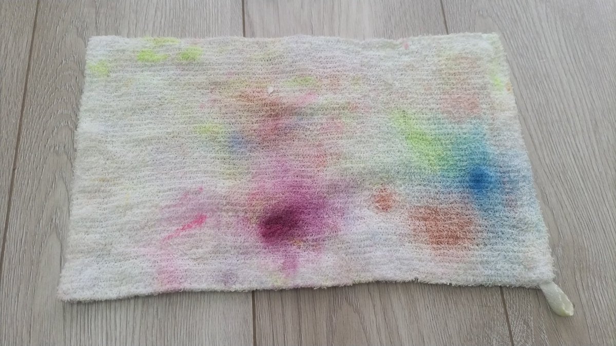 【手放し215個目】
学校の絵の具セットに入っていた雑巾。
新学期に新しいものに変えたので、こちらはサクッと掃除に使って手放します！
#1日1捨　#新学期準備