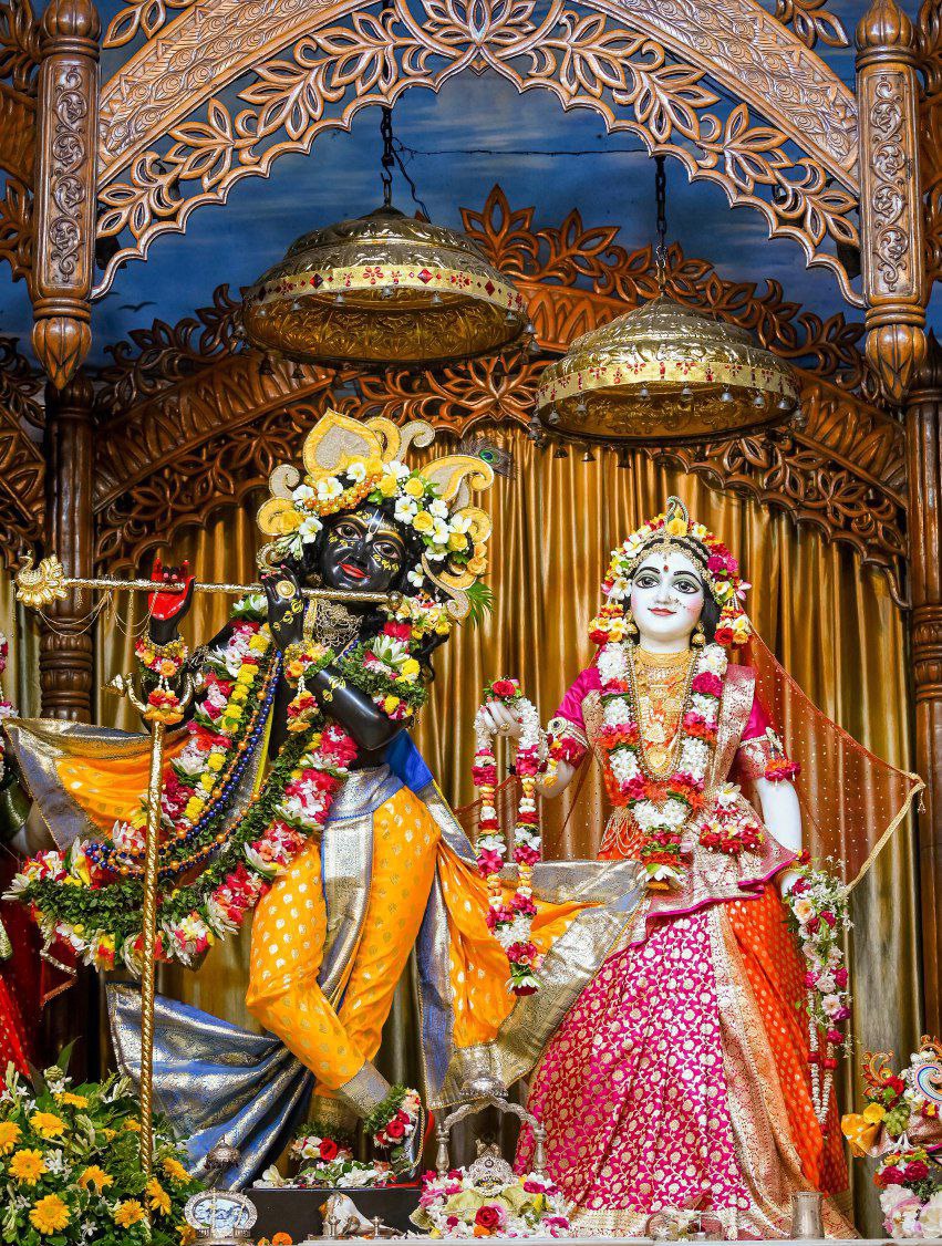 राधे राधे 🙏🚩
जय श्री कृष्ण 🙏 🚩

♨️ आज का प्रेरक प्रसंग ♨️

        !! वाणी पर नियंत्रण रखें !!
~~~~

एक बार एक व्यक्ति ने अफवाह फैलाई कि उसके पड़ोस में रहने वाला नवयुवक चोर है।

यह बात दूर-दूर तक फैल गई। आस-पास के लोग उस नवयुवक से बचने लगे। वह चिंतित हो उठा, कोई उस पर विश्वास