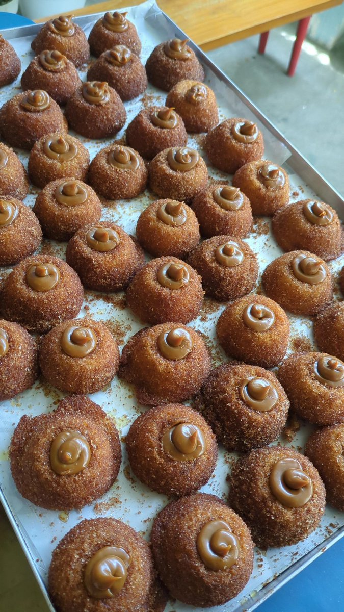 Comunico a la distinguida clientela que: me dejaron vender más cositas en Del Portal!! Así que desde hoy encuentran Mini Churro Cakes, Biscotti Coffee Cake y el Cake de Manzana con Crocante de Canela 🫶🏽❣️ Agradezco su RT, su apoyo y su compra 😘