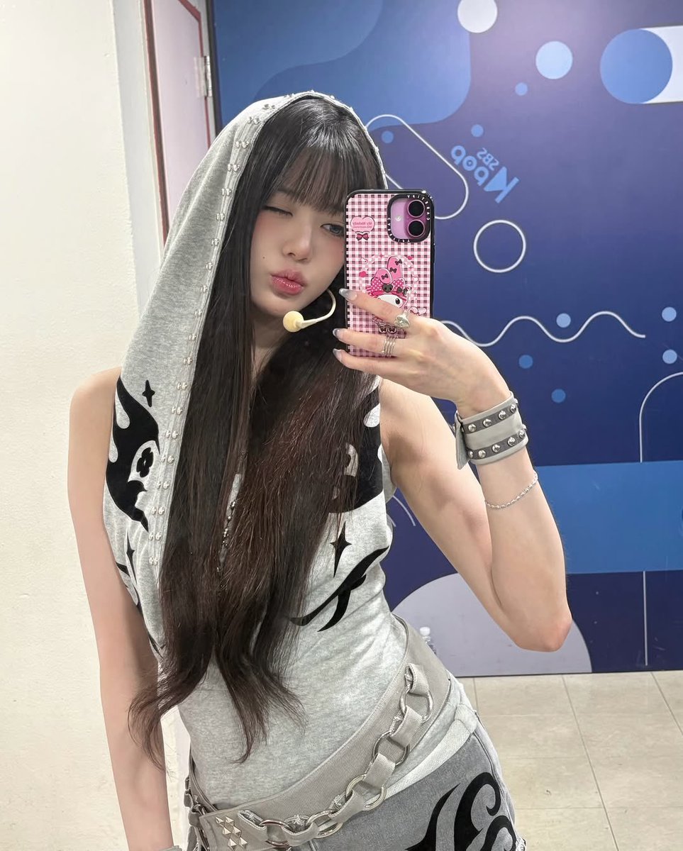 Chabeyoung's tweet photo. taking a mirror selfie before stepping onto the stage, check! it's like my little ritual to lock in the energy and confidence before the lights hit and the music starts carrying me through the performance. https://t.co/taV0bwWhq7