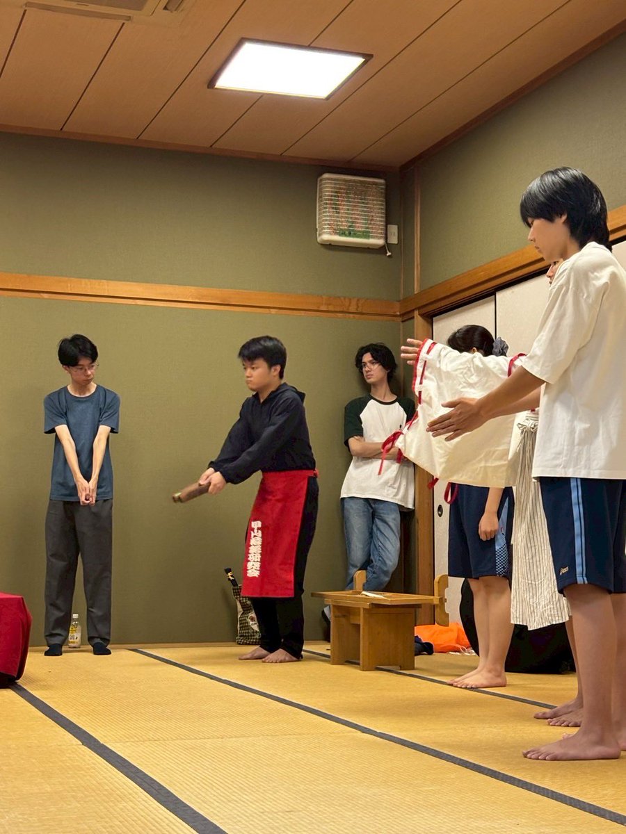 《🍉夏合宿🍉》

淡路島にて夏合宿を行いました🌺

落語から大喜利やレクリエーションなどを沢山楽しみ、成長できました🤙🏻

インスタグラムにも夏合宿での写真をたくさん載せています！是非そちらもご覧ください🫶🏻