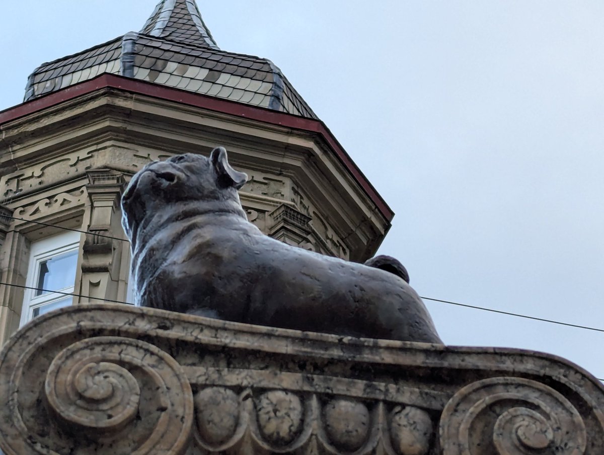 Pugnus_Carcanus's tweet image. パグ石像atシュトゥットガルト