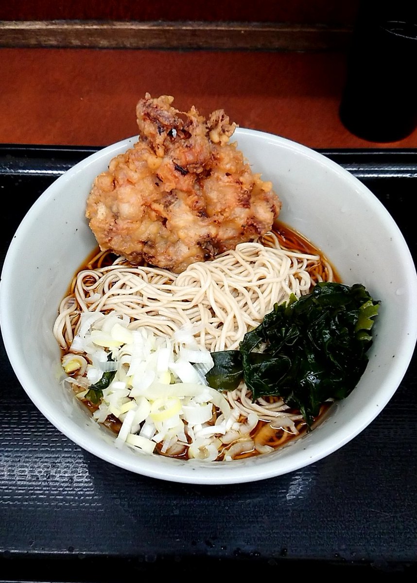 blanco1945's tweet photo. みのがさ@神田和泉町
冷やしゲソ天蕎麦
冷水でしっかりと締められた麺はコシがあるというよりも、芯が残ったボキ食感。これはこれで好き。でもやはりここの店は温かなー。 https://t.co/bvpSws3u0E
