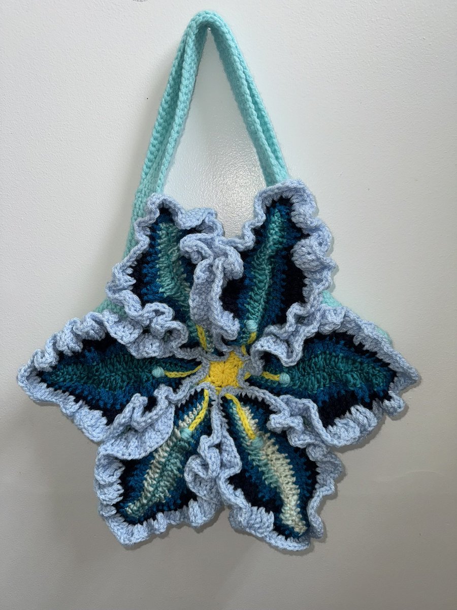 I’m a simple girl. I crochet bags &amp; mind my business :)